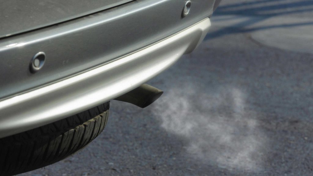 Excesso de fumaça no escapamento do carro? Veja o que