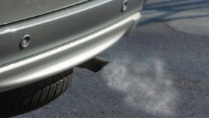 Excesso de fumaça no escapamento do carro? Veja o que