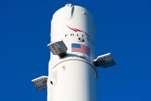 Falcon 9 lança 24 satélites da Amazon no 100º voo