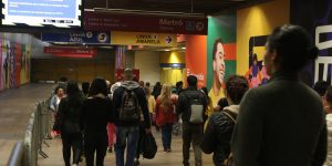 Falha em trem da CPTM lota estações em São Paulo nesta