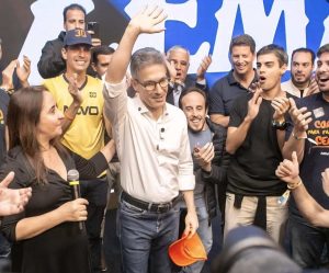 Filho de Renato Russo notifica partido Novo por uso indevido
