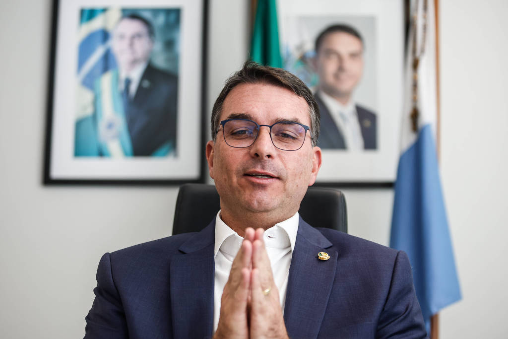 Flávio Bolsonaro critica Moraes e diz que monitoramento da casa