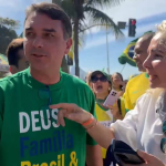 Flávio Bolsonaro critica Moraes em ato no Rio e diz