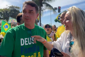 Flávio Bolsonaro critica Moraes em ato no Rio e diz