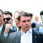 Flávio Bolsonaro detona Alcolumbre e culpa Moraes por tarifaço dos
