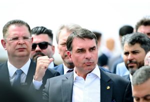 Flávio Bolsonaro detona Alcolumbre e culpa Moraes por tarifaço dos