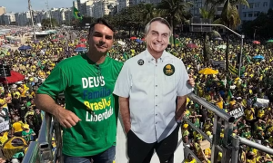 Flávio Bolsonaro remove vídeo de manifestação por orientação de advogados