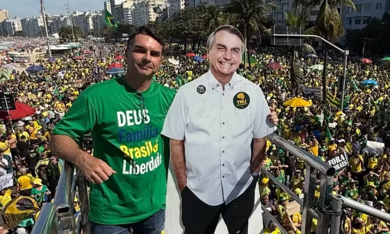 Flávio Bolsonaro remove vídeo de manifestação por orientação de advogados