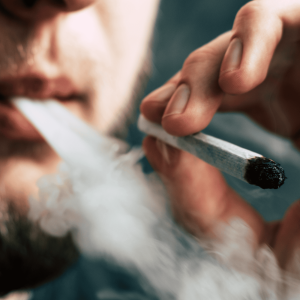 Fumar maconha também pode ocasionar câncer bucal, alerta pesquisador