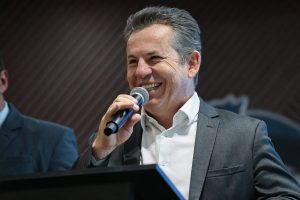 Governador de MT afirma que Carlos Bolsonaro falou ‘pela boca