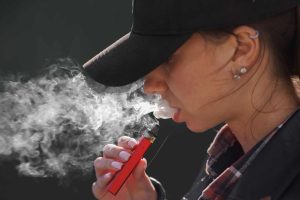 Governo aperta regras contra anúncios digitais de cigarros eletrônicos