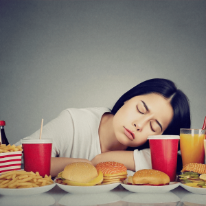 Há comidas que diminuem o sono? Veja o impacto dos