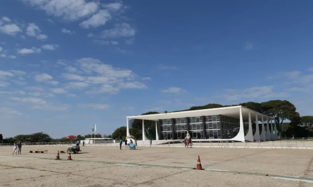 Homem é detido após ameaçar explodir mochila na Praça dos