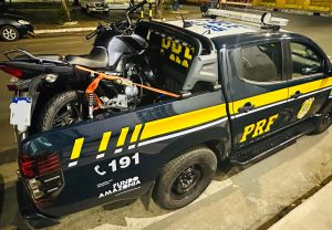 Homem é preso conduzindo moto com placa adulterada, em Caxias
