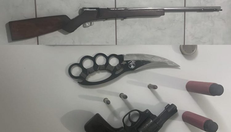 Homem investigado por homicídios morre em confronto com a polícia