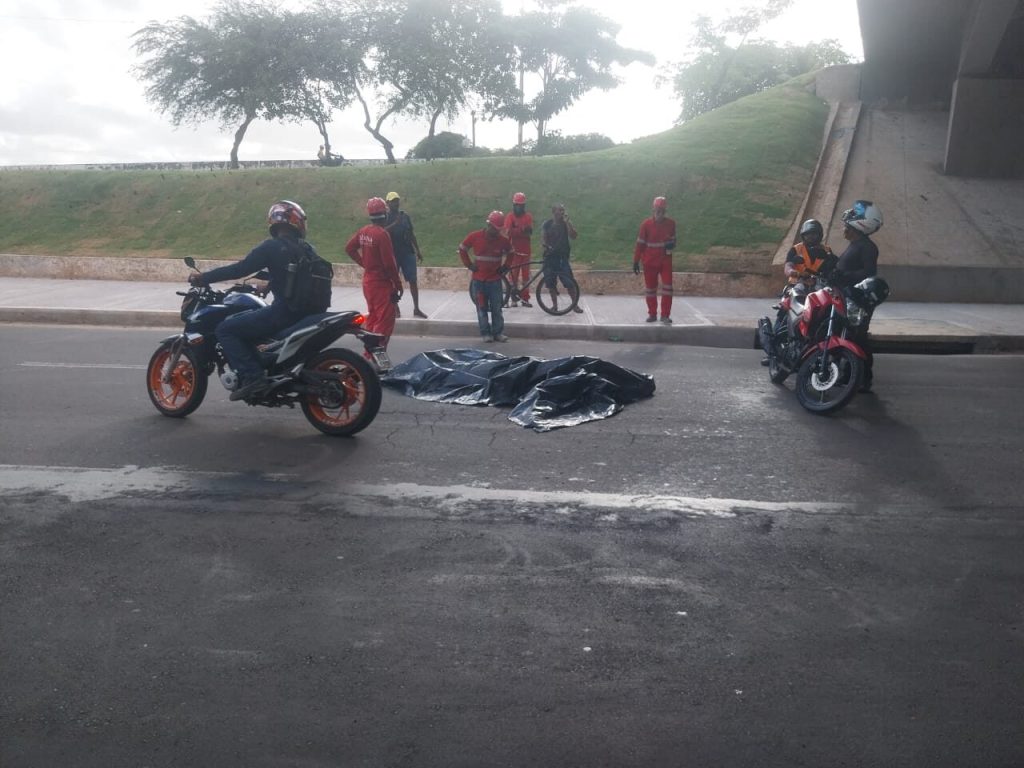 Homem morre após cair de viaduto durante horário de pico,