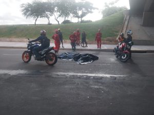 Homem morre após cair de viaduto durante horário de pico,
