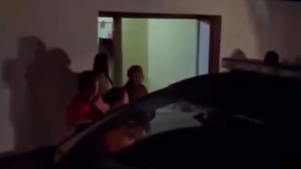 Homem surta, ameaça a mãe e é morto pelo próprio