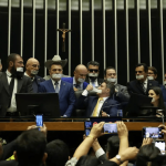 Hugo Motta ameaça suspender deputados bolsonaristas por ocupação do plenário