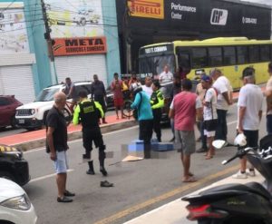 Idoso de 75 anos morre atropelado por motociclista entregador de