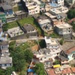 Incêndio de grandes proporções atinge favela de palafitas em Santos