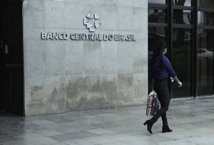 Inflação recua pela décima semana e tarifa dos EUA pode
