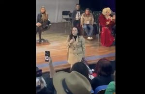 Janaina Paschoal causa confusão e é expulsa de conferência LGBT+