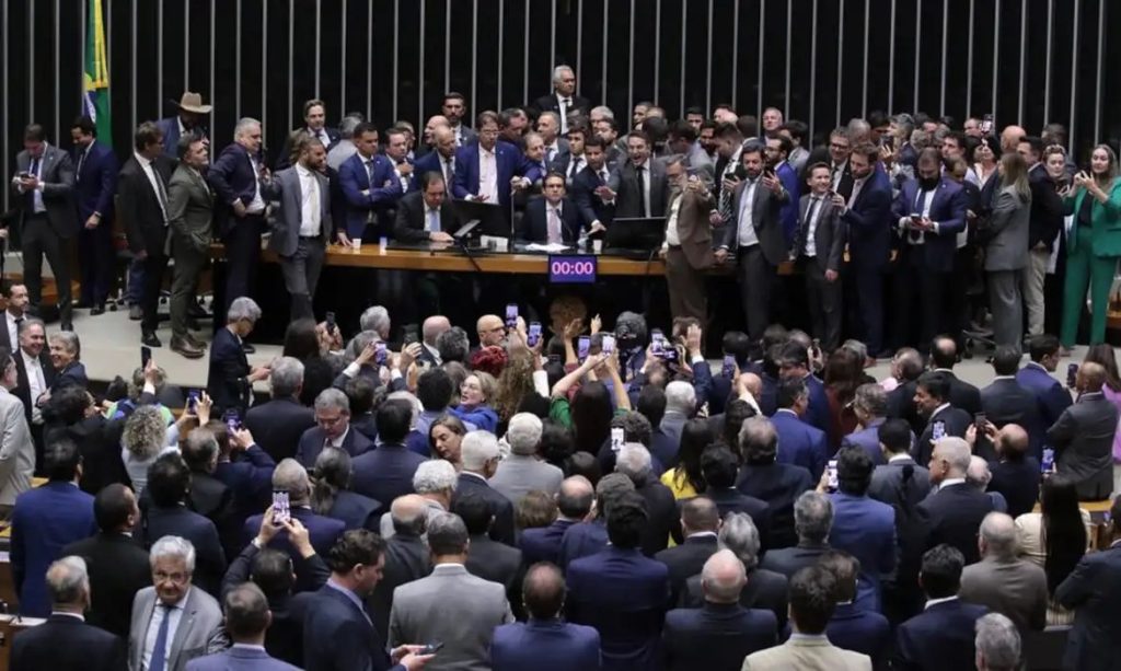 Juristas avaliam motim de bolsonaristas no Congresso como quebra de