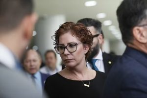 Justiça mantém prisão de Carla Zambelli na Itália durante processo