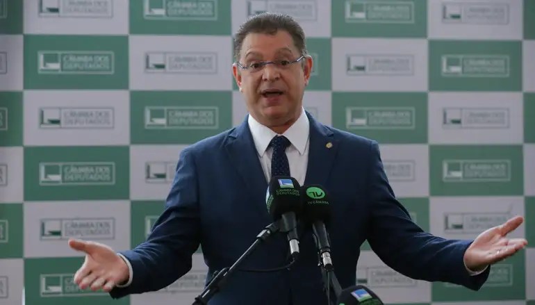 Líder do PL diz que vai entregar a embaixadas carta