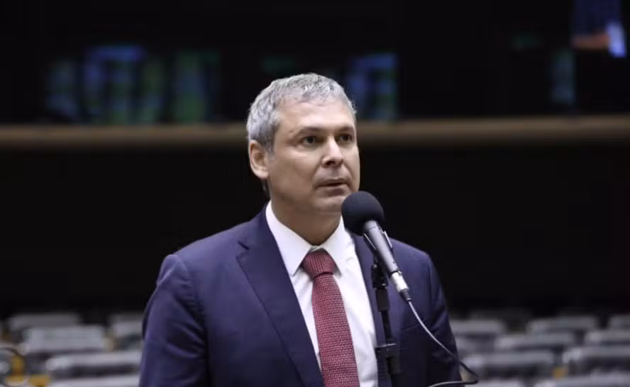 Lindbergh pede ao STF bloqueio de bens de Bolsonaro, Michelle