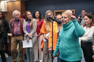Lucinha retorna à Alerj durante licença e cobra agilidade no