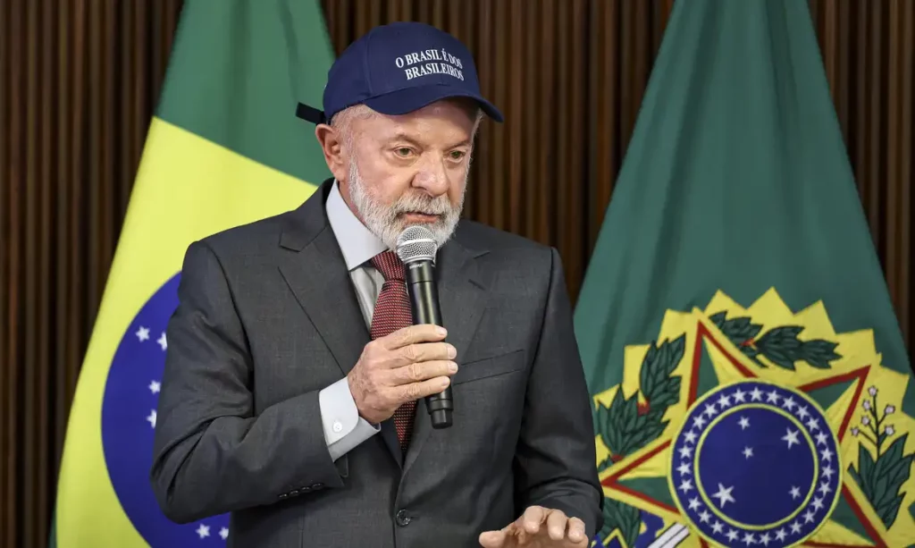 Lula cobra Congresso sobre possível cassação de Eduardo Bolsonaro