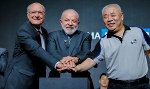 Lula elogia China, critica EUA e celebra fábrica de elétricos