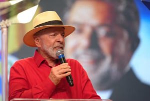 Lula participa de evento do PT que oficializa Edinho Silva