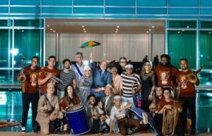 Lula se emociona ao condenar fome e celebrar cultura em