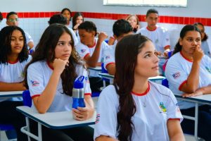 Mais de 280 mil estudantes voltam às aulas nesta segunda-feira