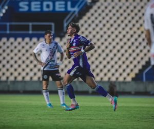 Maranhão faz gol no fim e está a um passo