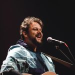 Marcos Almeida leva turnê “Calado” ao Teatro Arthur Azevedo em