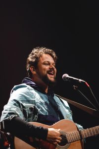 Marcos Almeida leva turnê “Calado” ao Teatro Arthur Azevedo em