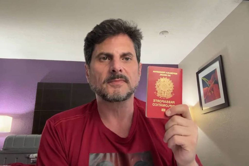 Marcos do Val é recebido pela PF ao desembarcar no
