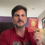 Marcos do Val é recebido pela PF ao desembarcar no
