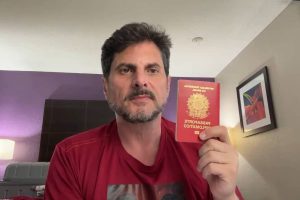 Marcos do Val é recebido pela PF ao desembarcar no
