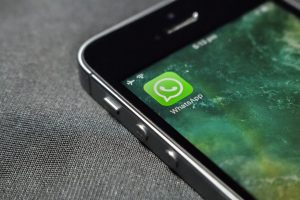 Meta remove 6,8 milhões de contas falsas no WhatsApp e