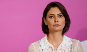 Michelle teve um ‘chilique’, tentou tomar celular de agente da