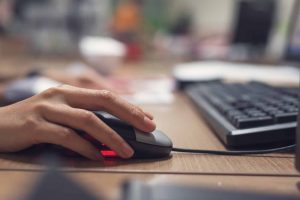 Microsoft prevê Windows com IA substituindo mouse e teclado até