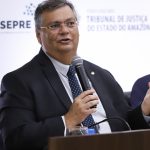 Ministro Flávio Dino vota a favor de auxílio do INSS