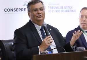 Ministro Flávio Dino vota a favor de auxílio do INSS