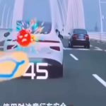 Montadora chinesa coloca jogo no para-brisa do motorista; veja!