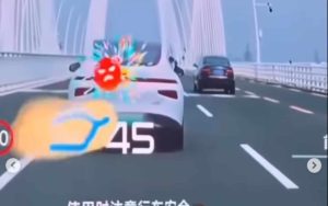 Montadora chinesa coloca jogo no para-brisa do motorista; veja!